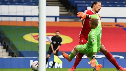 Van Dijk estará al menos seis meses sin fútbol tras sufrir un corte de ligamentos cruzados.