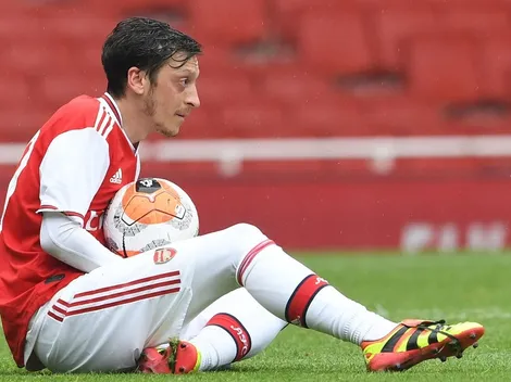 Mesut Ozil le tira tremendo palo al Arsenal