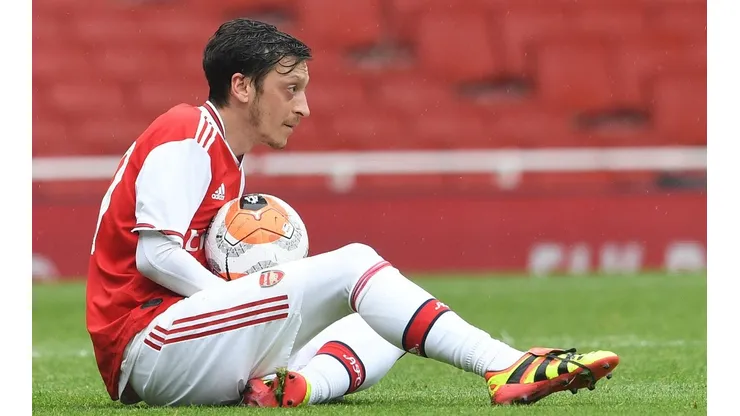 Ozil no fue inscrito para Premier ni Europa League esta temporada.
