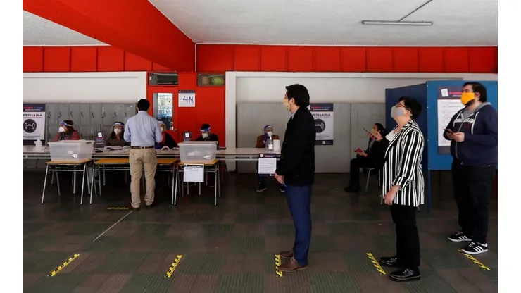 Se deberá cumplir con mantener la distancia entre los electores en las filas.