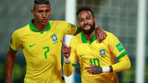 Richarlison y Neymar celebran ante Perú
