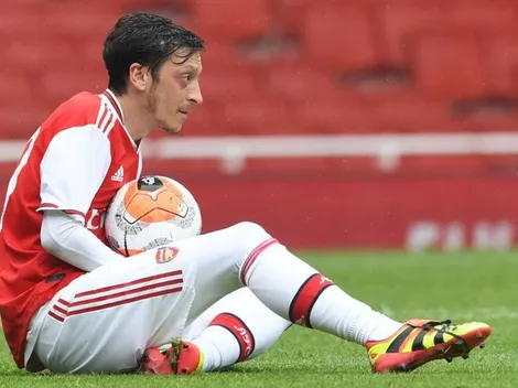 Özil acusa deslealtad del Arsenal tras no ser inscrito en torneos