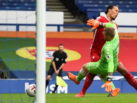 Mano dura con el árbitro que no vio la entrada a Van Dijk