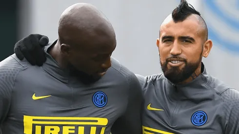 Arturo Vidal junto a Romelu Lukaku en Inter