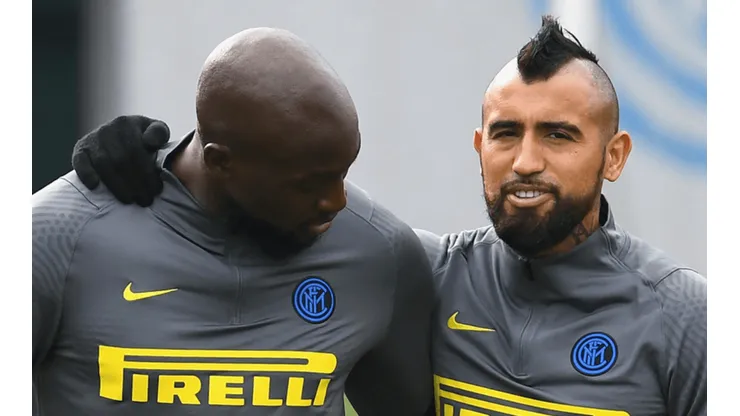 Arturo Vidal junto a Romelu Lukaku en Inter