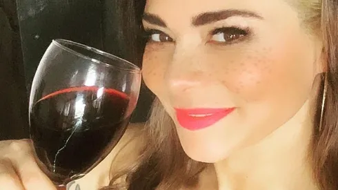 Antonella Ríos gozando de un vinito con el que sacó pica en Instagram.