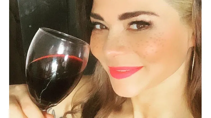 Antonella Ríos gozando de un vinito con el que sacó pica en Instagram.