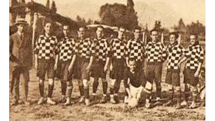 David Arellano -a a izquierda de esta imagen- jugó entre 1920 y 1924 por la Universidad de Chile