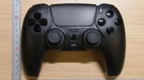 Una versión negra del DualSense aparece en la agencia FCC