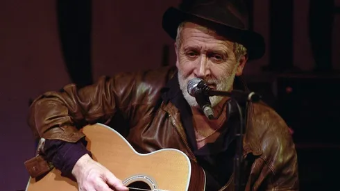 El músico debutó cantando en el primer álbum de la agrupación británica.