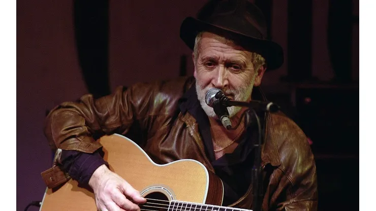 El músico debutó cantando en el primer álbum de la agrupación británica.