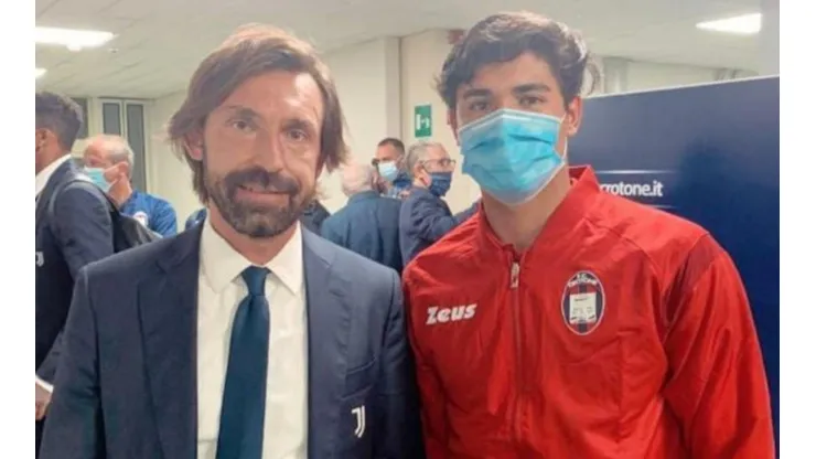 Lucho Rojas con Andrea Pirlo.