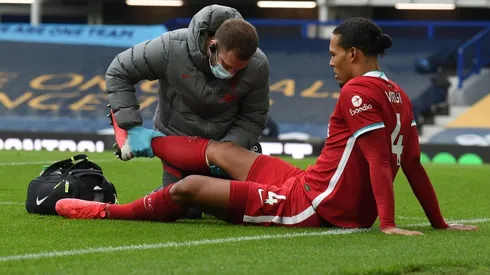 Virgil van Dijk mientras era atendido en el campo. Será operado por rotura de ligamento cruzado.