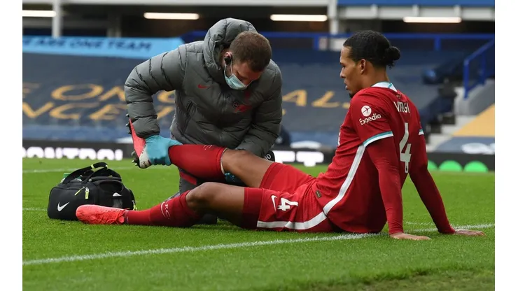 Virgil van Dijk mientras era atendido en el campo. Será operado por rotura de ligamento cruzado.