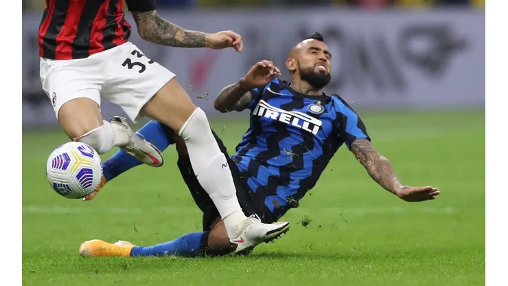 Arturo Vidal no pudo marcar diferencias en la zona medular del encuentro que Inter perdió ante AC Milan en el fútbol italiano