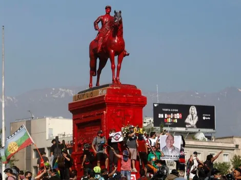 Monumento de Plaza Baquedano es restaurado tras ser pintado de rojo