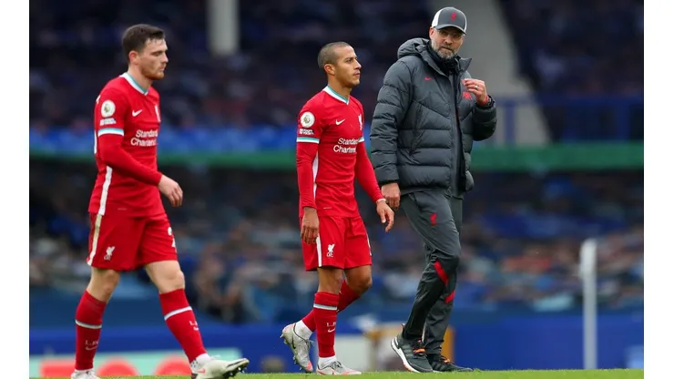 Jürgen Klopp junto a sus jugadores luego del empate ante el Everton