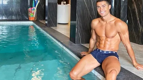 Cristiano Ronaldo exhibe su cuerpo para regocijo de los fanáticos y fanáticas