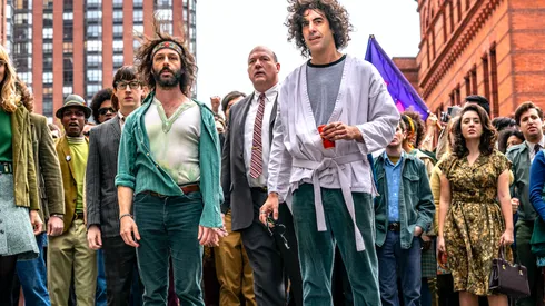 Jeremy Strong y Sacha Baron Cohen en uno de los puntos altos de "El Juicio de los 7 de Chicago".