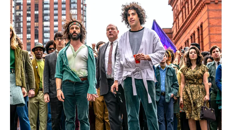 Jeremy Strong y Sacha Baron Cohen en uno de los puntos altos de "El Juicio de los 7 de Chicago".