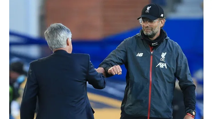 Jürgen Klopp se saluda con Carlo Ancelotti