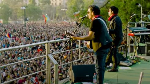 Alvaro López encabezando a Los Bunkers en su actuación en Plaza Baquedano.
