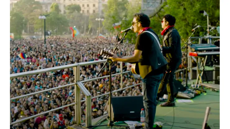 Alvaro López encabezando a Los Bunkers en su actuación en Plaza Baquedano.