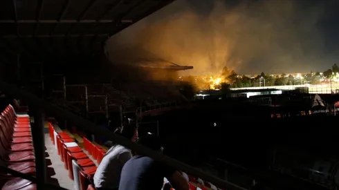 El estadio La Granja a oscuras. Minutos antes, salía humo de una bodega.