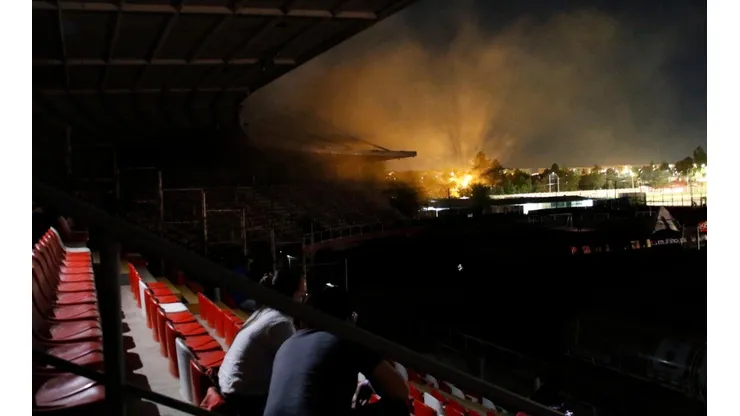El estadio La Granja a oscuras. Minutos antes, salía humo de una bodega.