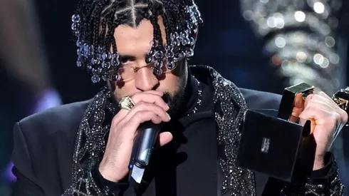 Bad Bunny recibiendo su premio en los Billboard Music Awards.