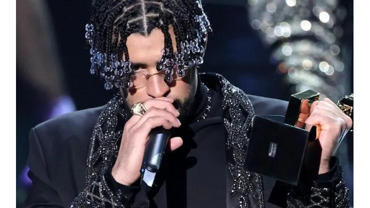 Bad Bunny recibiendo su premio en los Billboard Music Awards.