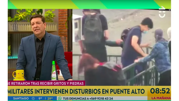 Julio César Rodríguez revisando las imágenes de las protestas en Puente Alto de este miércoles.