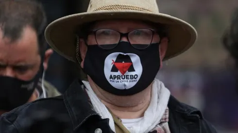 Persona usa mascarilla por el "Apruebo" | Foto: Agencia Uno