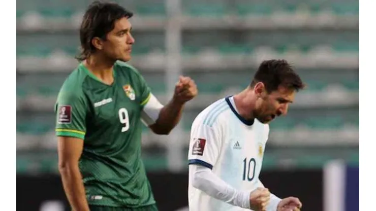 Marcelo Moreno Martins junto a Lionel Messi en el duelo en La Paz