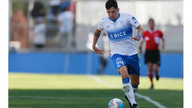 Alfonso Parot por la franja izquierda de la UC