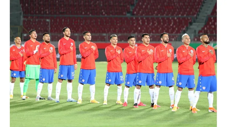 La selección chilena canta el himno anted del encuentro ante Colombia