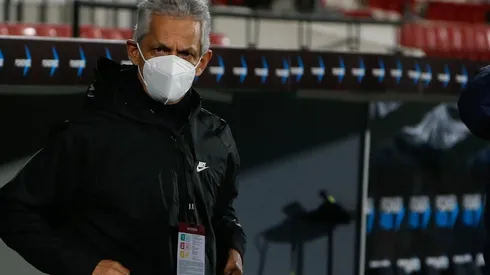 Reinaldo Rueda en la banca de Chile ante Colombia
