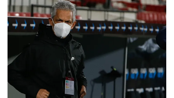 Reinaldo Rueda en la banca de Chile ante Colombia