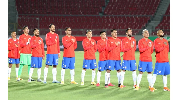La selección chilena canta el himno antes del partido ante Colombia