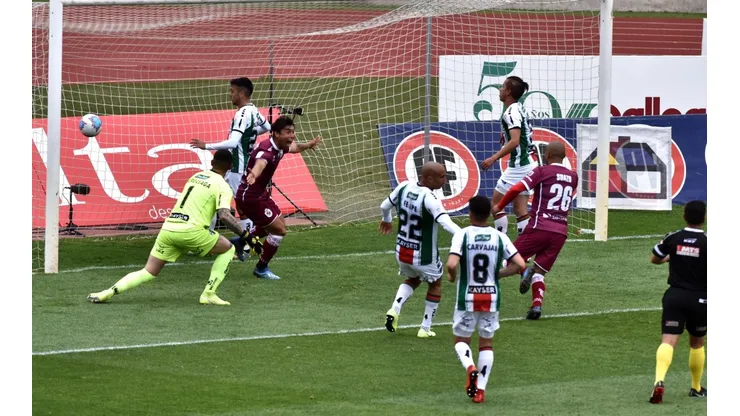 Suazo se vistió de figura ante Palestino y quedó a un gol de los 100 en Primera División