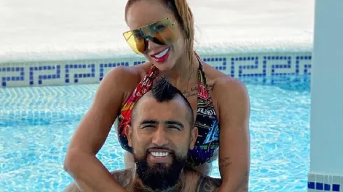 Arturo Vidal y Sonia Isaza coquetean previo al partido | Foto: @niaisazaoficial