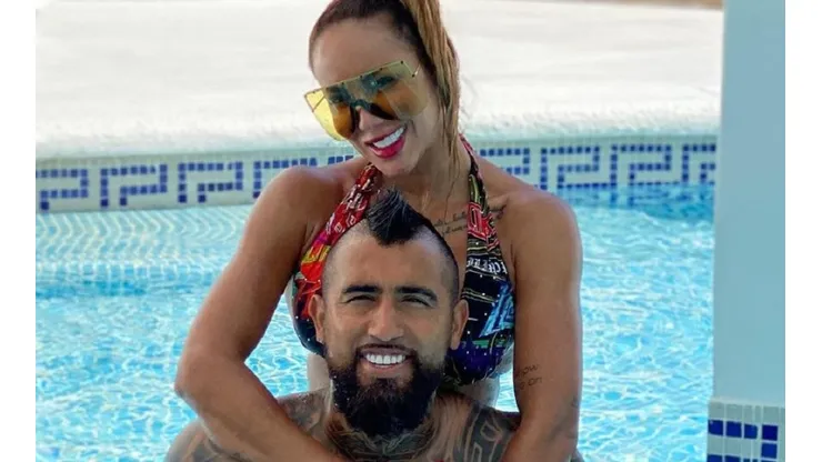 Arturo Vidal y Sonia Isaza coquetean previo al partido | Foto: @niaisazaoficial