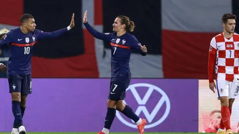 Kylian Mbappé celebra junto a Antoine Griezmann