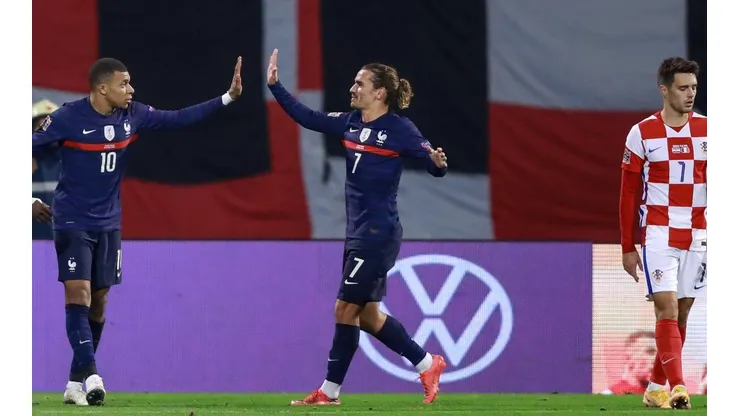 Kylian Mbappé celebra junto a Antoine Griezmann