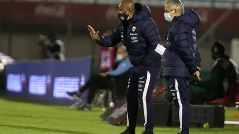 Reinaldo Rueda con Bernardo Redín en el partido ante Uruguay