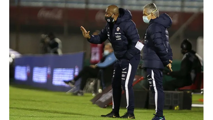 Reinaldo Rueda con Bernardo Redín en el partido ante Uruguay