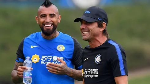 Arturo Vidal junto a Antonio Conte en su primer entrenamiento en el Inter
