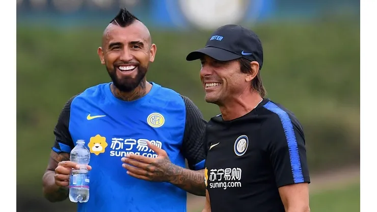 Arturo Vidal junto a Antonio Conte en su primer entrenamiento en el Inter