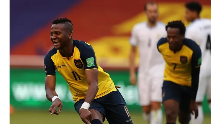 Ecuador goleó a Uruguay y se mete a la pelea.