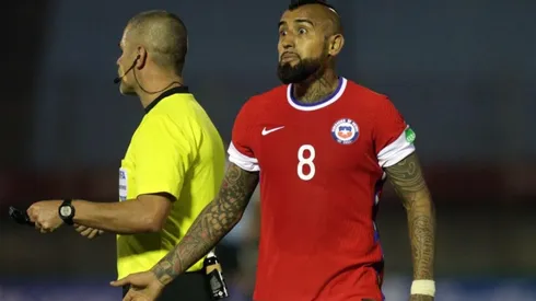Arturo Vidal no puede creer lo mal árbitro que es Eber Aquino